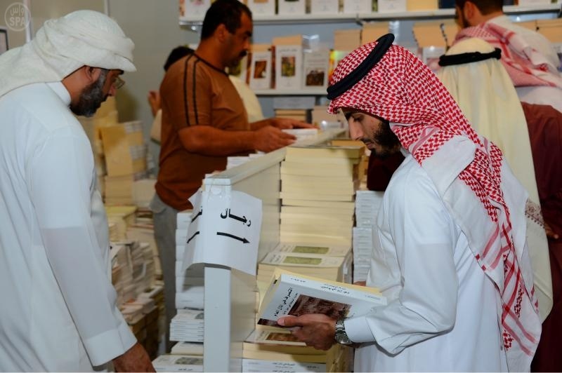 قصة مصورة: جانب من زوار معرض الكتاب من اليوم السادس