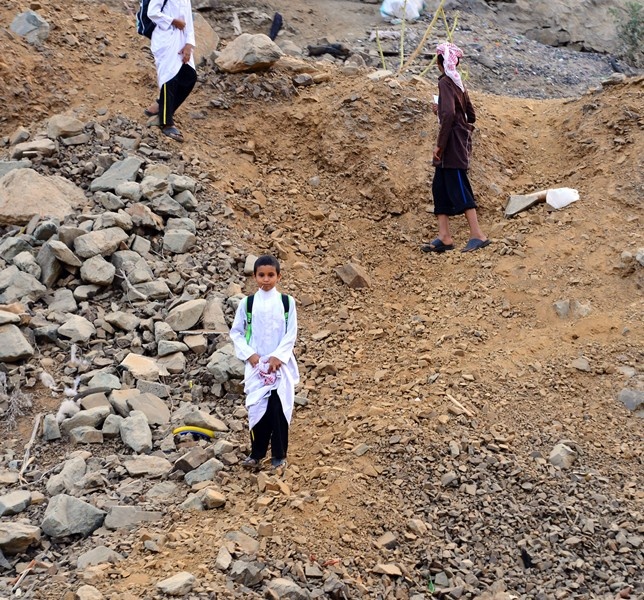 قصة مصورة: معاناة ذهاب الطلاب للمدارس في محافظه الريث بمنطقة جازان