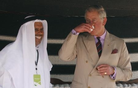 قصة مصورة: ولي عهد بريطانيا يتجول في أحد المزارع في قطر
