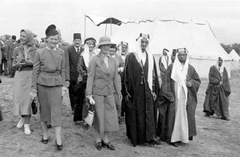 قصة مصورة : إقامة معرض لصور زيارة الأميرة اليس للمملكة