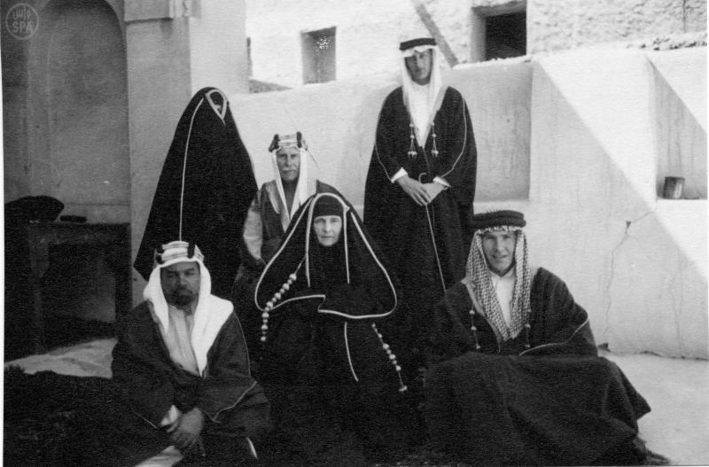 قصة مصورة : إقامة معرض لصور زيارة الأميرة اليس للمملكة