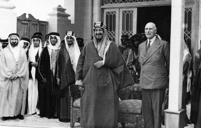 قصة مصورة : إقامة معرض لصور زيارة الأميرة اليس للمملكة