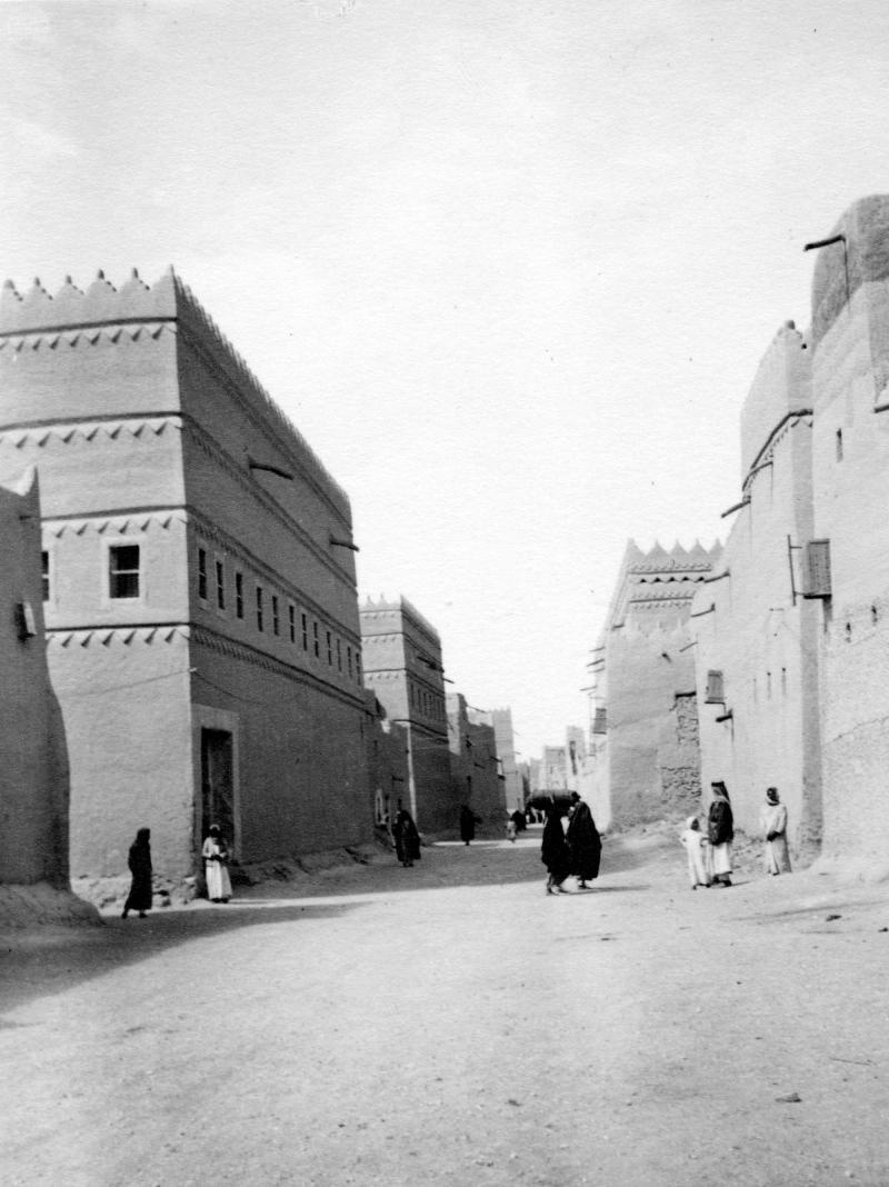 قصة مصورة : إقامة معرض لصور زيارة الأميرة اليس للمملكة