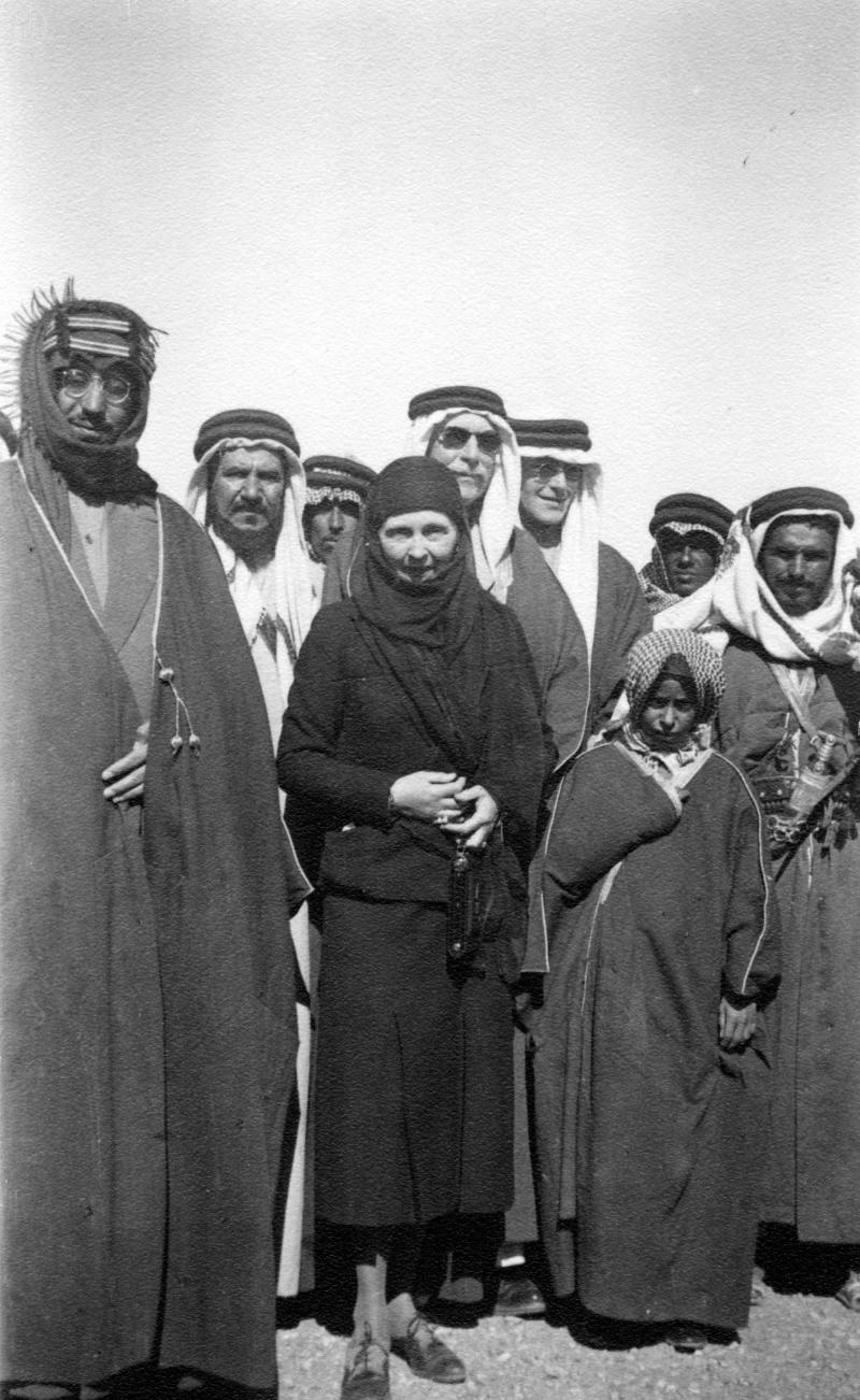قصة مصورة : إقامة معرض لصور زيارة الأميرة اليس للمملكة