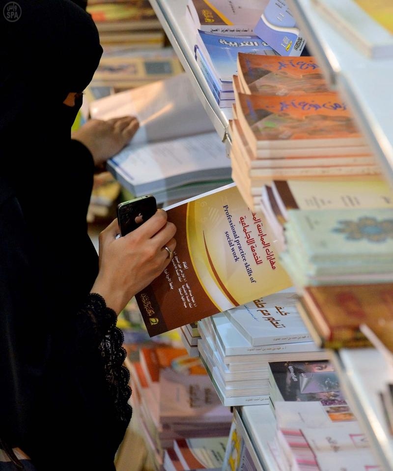 قصة مصورة : فعاليات وورش عمل جناح المرأة والطفل في معرض الكتاب