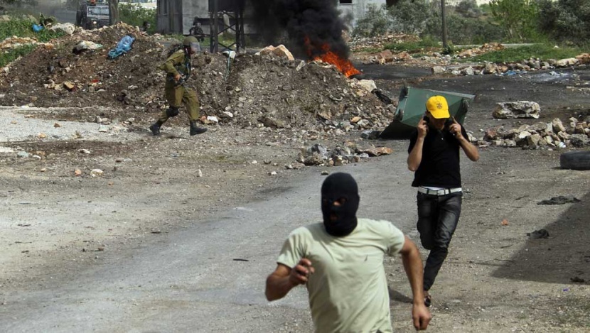 قصة مصورة : مواجهة الفلسطينيين مع الجنود الإسرائيلين