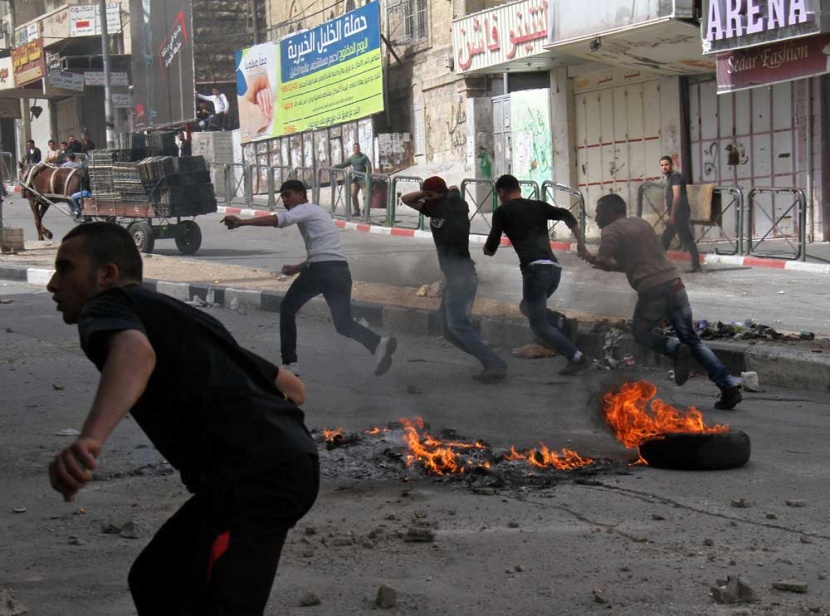 قصة مصورة : مواجهة الفلسطينيين مع الجنود الإسرائيلين