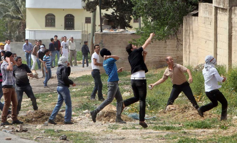 قصة مصورة : مواجهة الفلسطينيين مع الجنود الإسرائيلين