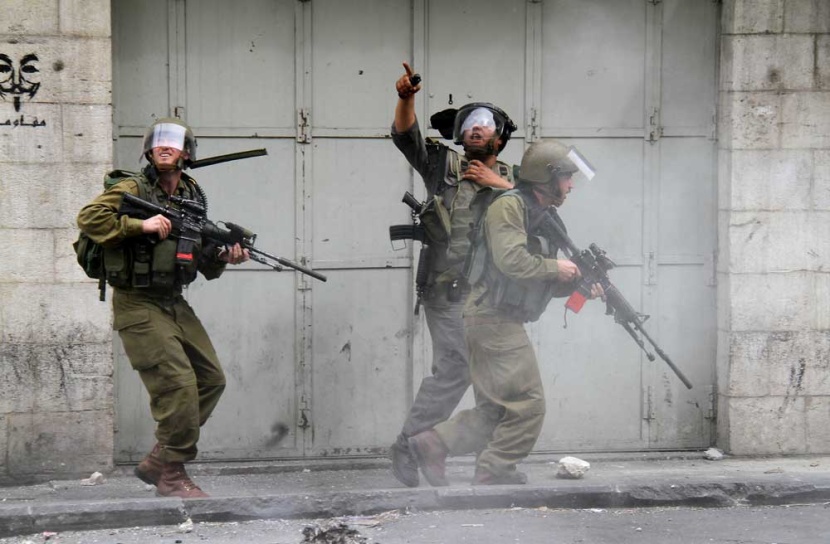 قصة مصورة : مواجهة الفلسطينيين مع الجنود الإسرائيلين