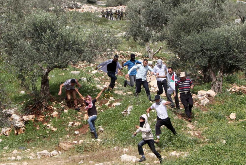 قصة مصورة : مواجهة الفلسطينيين مع الجنود الإسرائيلين
