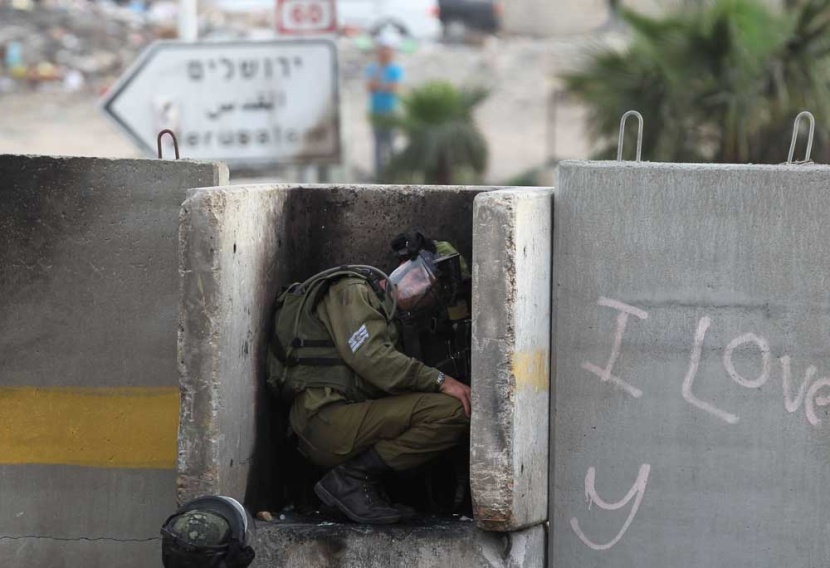 قصة مصورة : مواجهة الفلسطينيين مع الجنود الإسرائيلين