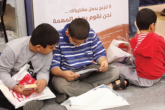 ناس وناس:أطفال يطالعون قصصاً في معرض الرياض الدولي للكتاب الذي اختتم فعالياته أمس الأول