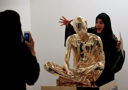 قصة مصورة : معرض آرت دبي يجمع ثقافات العالم
