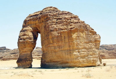 جبل في العلا.. يحاكي الفيل شكلا ويحلق في أفق الجمال
