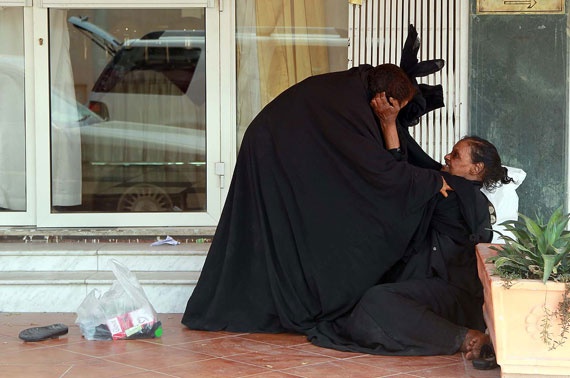 قصة مصورة : متسولتان تتعاركان أمام مطعم في الرياض
