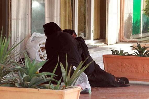 قصة مصورة : متسولتان تتعاركان أمام مطعم في الرياض