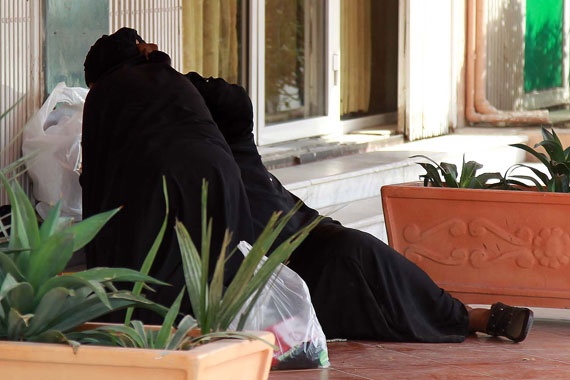 قصة مصورة : متسولتان تتعاركان أمام مطعم في الرياض