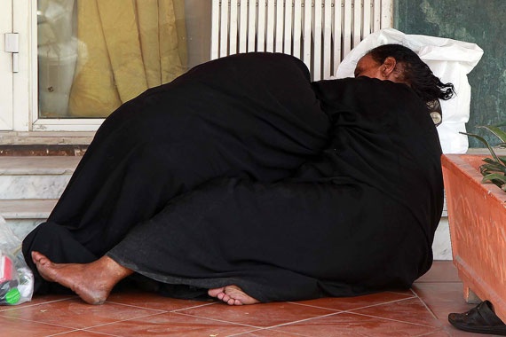قصة مصورة : متسولتان تتعاركان أمام مطعم في الرياض