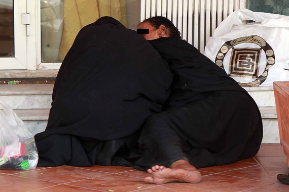 قصة مصورة : متسولتان تتعاركان أمام مطعم في الرياض