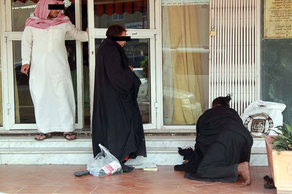 قصة مصورة : متسولتان تتعاركان أمام مطعم في الرياض