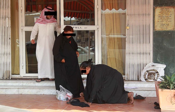 قصة مصورة : متسولتان تتعاركان أمام مطعم في الرياض