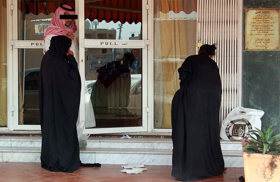 قصة مصورة : متسولتان تتعاركان أمام مطعم في الرياض
