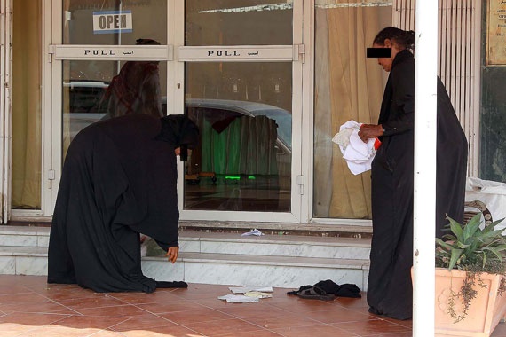 قصة مصورة : متسولتان تتعاركان أمام مطعم في الرياض