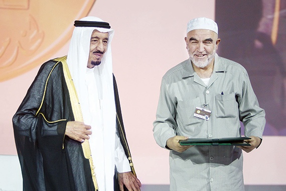 ولي العهد يتوّج 6 فائزين بـ «جائزة الملك فيصل العالمية»
