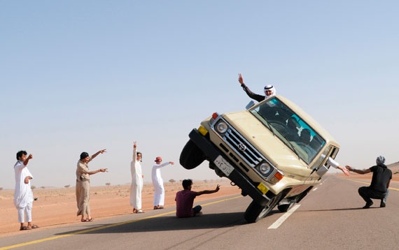 قصة مصورة : شباب يستعرضون موهبتهم بالقيادة على عجلتين في حائل
