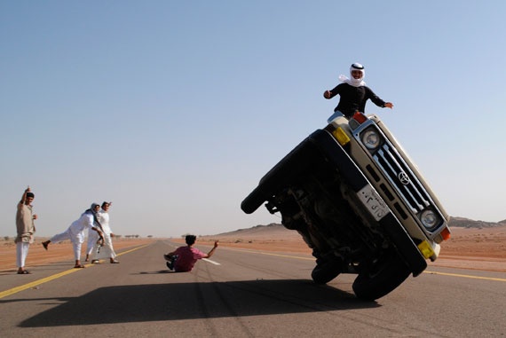 قصة مصورة : شباب يستعرضون موهبتهم بالقيادة على عجلتين في حائل