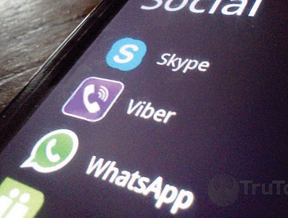 كيف تربح الشركات المنتجة لبرامج التواصل الإجتماعي المجانية؟
