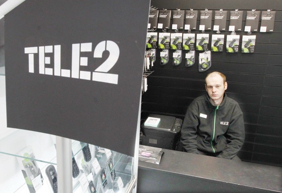 بائع فى مكتب مبيعات شركة Tele2 في سان بطرسبرج أمس.وتم بيع «تيلي تو» السويدية إلى «في تي بي» المصرفية الروسية