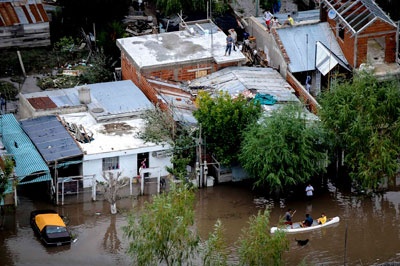 قصة مصورة : فيضانات في الارجنتين تقتل 46 شخصا