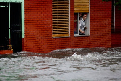 قصة مصورة : فيضانات في الارجنتين تقتل 46 شخصا