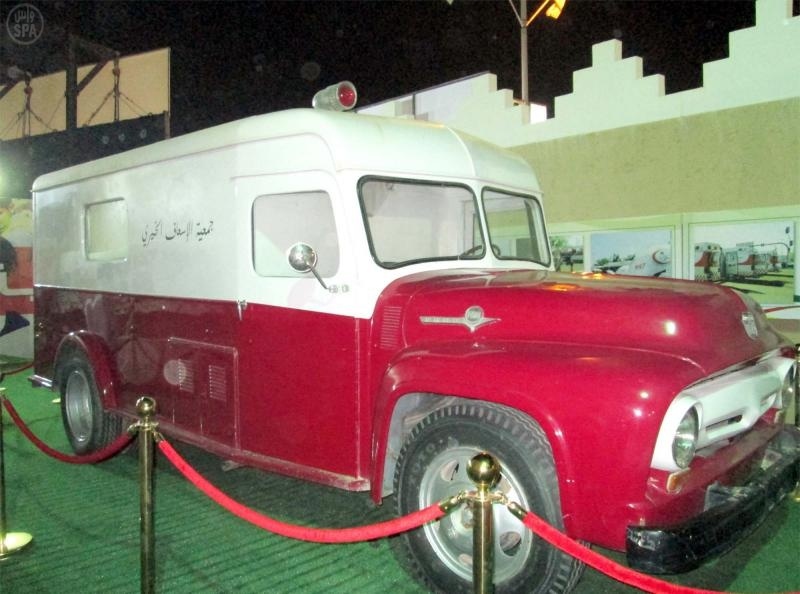 أول سيارة إسعاف بالمملكة  تتصدر جناح الهلال الأحمر في الجنادرية