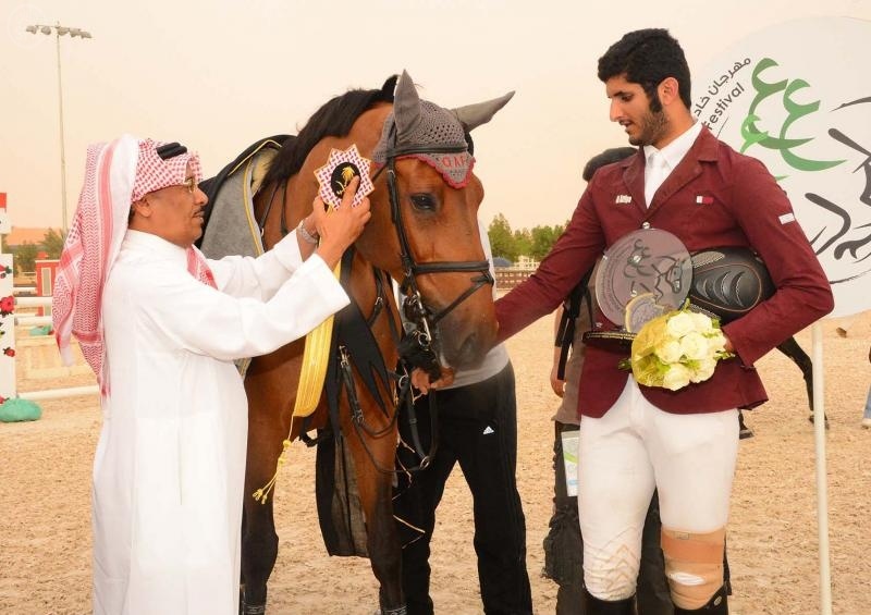قصة مصورة : فرسان المملكة تتصدر الشوطين الثاني والثالث في بطولة الخليج لقفز الحواجز