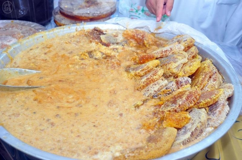 قصة مصورة : أسعار العسل تغري زوار جناح عسير في الجنادرية