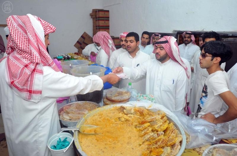 قصة مصورة : أسعار العسل تغري زوار جناح عسير في الجنادرية
