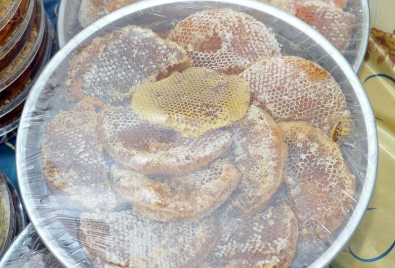 قصة مصورة : أسعار العسل تغري زوار جناح عسير في الجنادرية