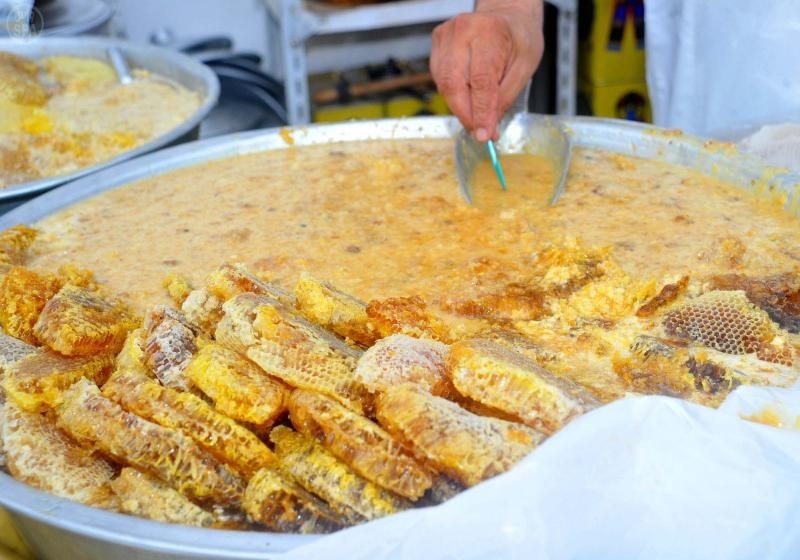 قصة مصورة : أسعار العسل تغري زوار جناح عسير في الجنادرية