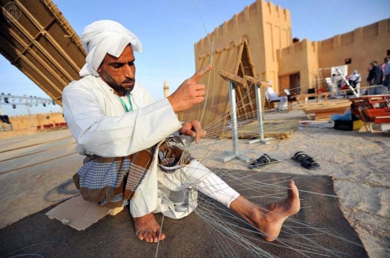 60 حرفيًا يسيطرون على مشهد السوق الشعبي بجناج المنطقة الشرقية
