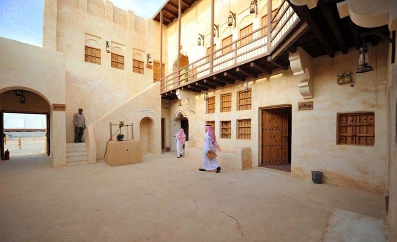 60 حرفيًا يسيطرون على مشهد السوق الشعبي بجناج المنطقة الشرقية