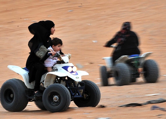 قصة مصورة : بنات في الرياض على دراجات نارية