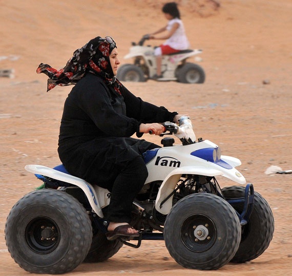 قصة مصورة : بنات في الرياض على دراجات نارية