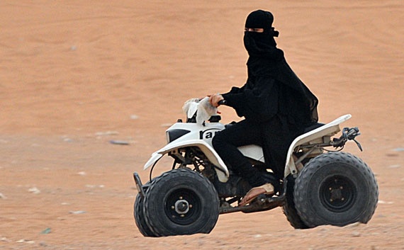 قصة مصورة : بنات في الرياض على دراجات نارية