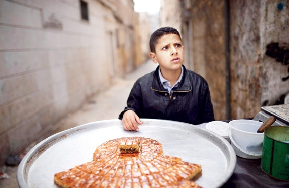 ناس وناس :صبي سوري يبيع الحلويات في حلب أمس