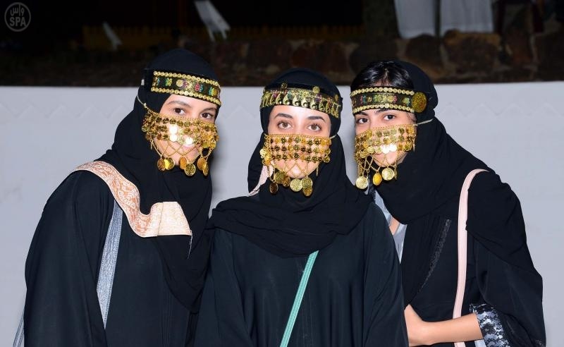 ثلاث فيلنديات يتجولن في الجنادرية باللباس البدوي