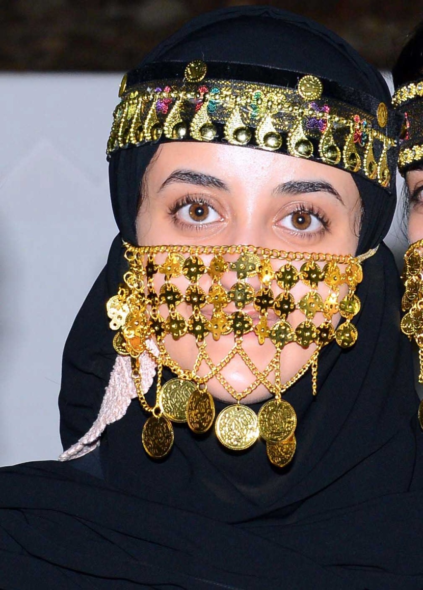 ثلاث فيلنديات يتجولن في الجنادرية باللباس البدوي