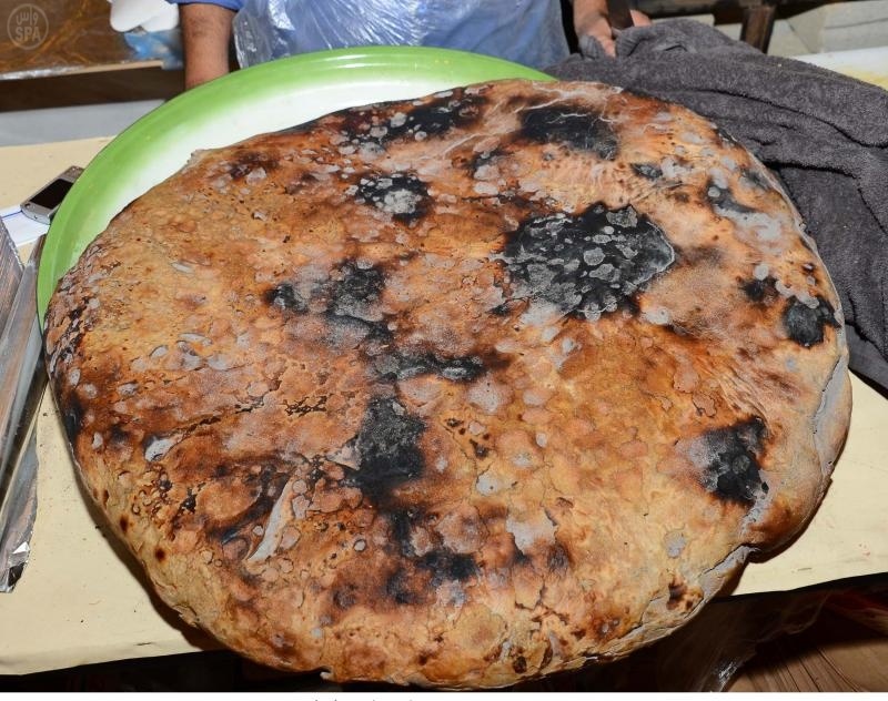 " المقناة "الساخنة تستهوي زوار الجنادرية