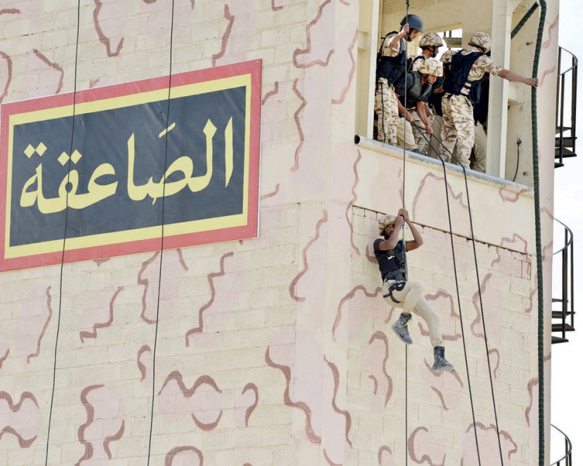 قصة مصورة.. استعراض تشكيلات الصاعقة ومكافحة الإرهاب